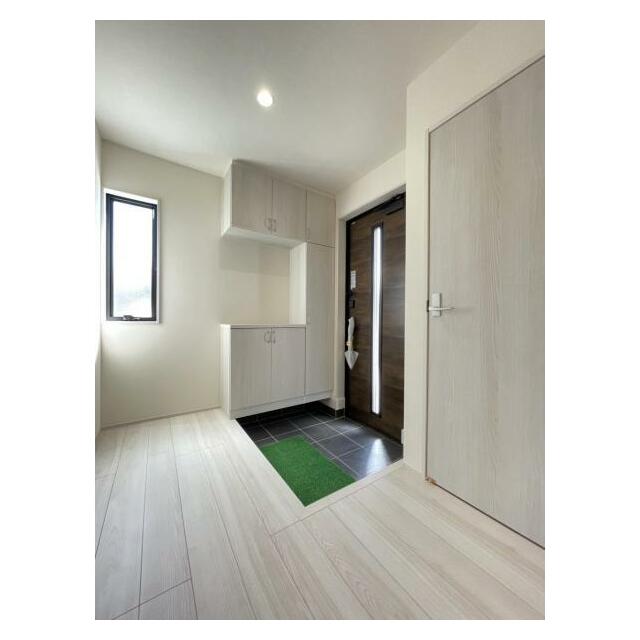 玄関を広く利用できるようシューズクローゼットを完備。ご家族みんなの靴をスッキリ収納できます！