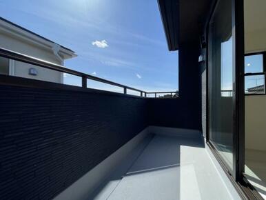 バルコニーは洗濯物や布団が干せる十分な広さです＾＾