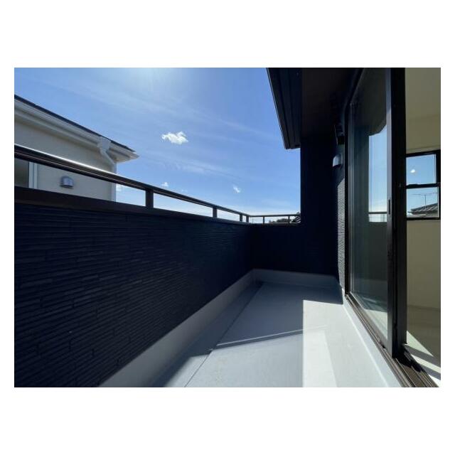 バルコニーは洗濯物や布団が干せる十分な広さです＾＾