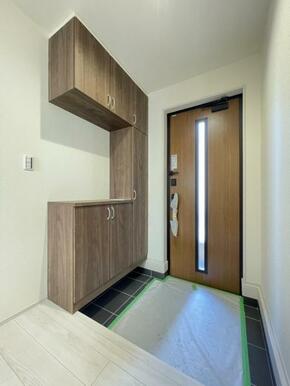 玄関を広く利用できるようシューズクローゼットを完備。ご家族みんなの靴をスッキリ収納できます！