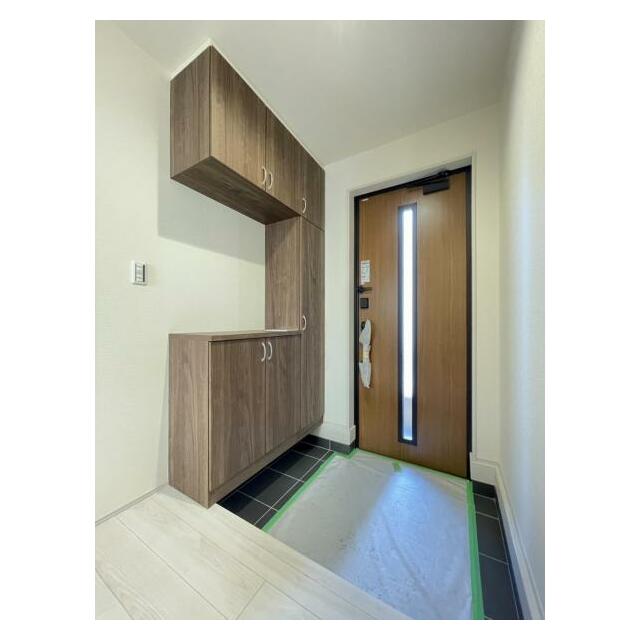 玄関を広く利用できるようシューズクローゼットを完備。ご家族みんなの靴をスッキリ収納できます！