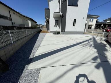 カースペース2台！並列駐車もできます♪