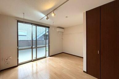 雨天・曇天時だけでなく花粉対策や防犯上、人目を避けたい洗濯物の室内干しに役立つホスクリーン♪伸縮も…