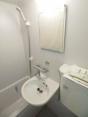 バスルーム内洗面台付き。