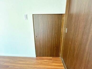 「２階西側洋室」屋根裏収納と繋がっております