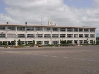 上三川小学校　1394ｍ/徒歩18分、車4分