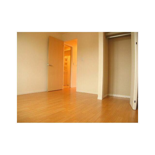【洋室(2)】５．１帖洋室です。独立したお部屋になっているので、子ども部屋はもちろん、趣味のお部屋…