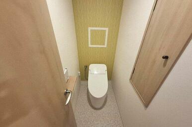 トイレ内の壁や床、入口建具は新調済み。明るいイエローのアクセントクロスが印象的です。