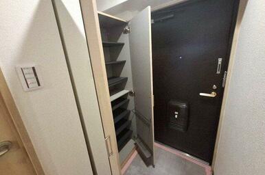 便利な姿見付きで、背の高い下駄箱も新調済みです。