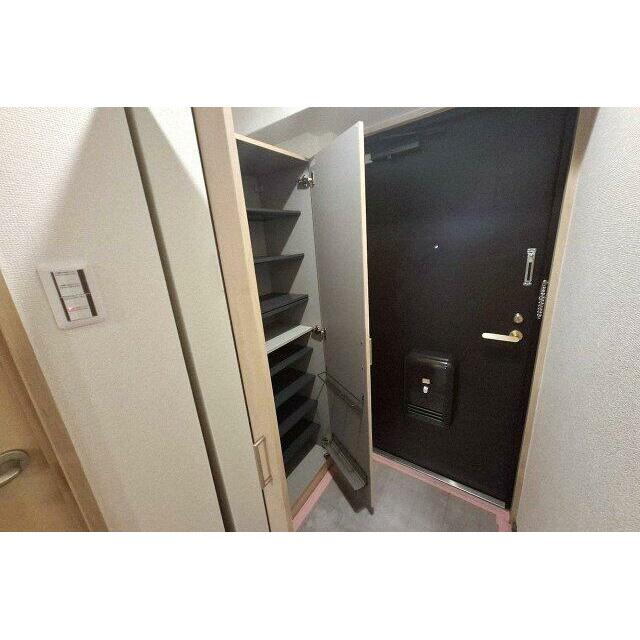 便利な姿見付きで、背の高い下駄箱も新調済みです。