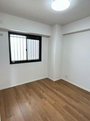 「洋室」約5帖の洋室です。