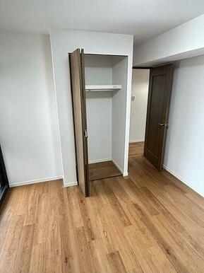 「洋室」約6.1帖の洋室の収納です。