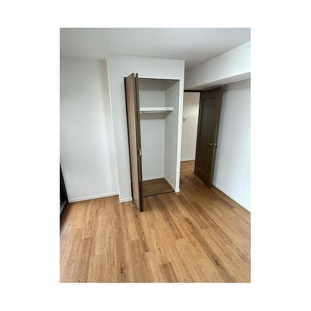 「洋室」約6.1帖の洋室の収納です。