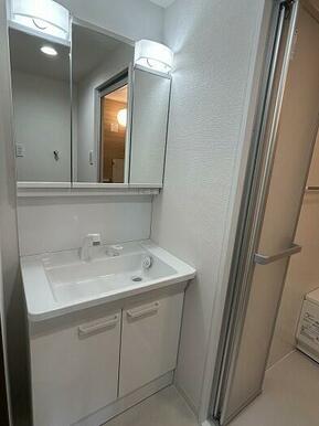 「洗面脱衣室」新品交換済みの洗面台は人気の三面鏡タイプです。