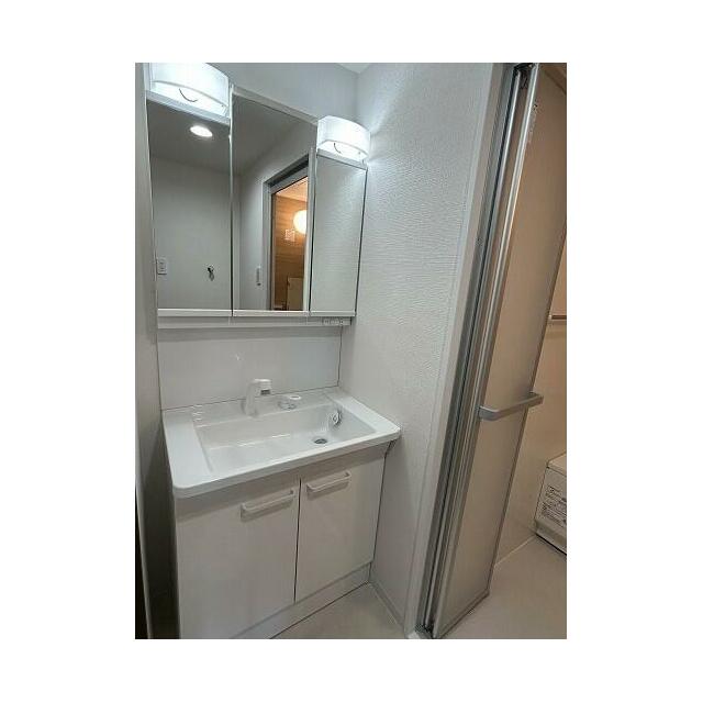 「洗面脱衣室」新品交換済みの洗面台は人気の三面鏡タイプです。