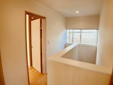 「2階廊下」廊下にも窓があり光が入ります