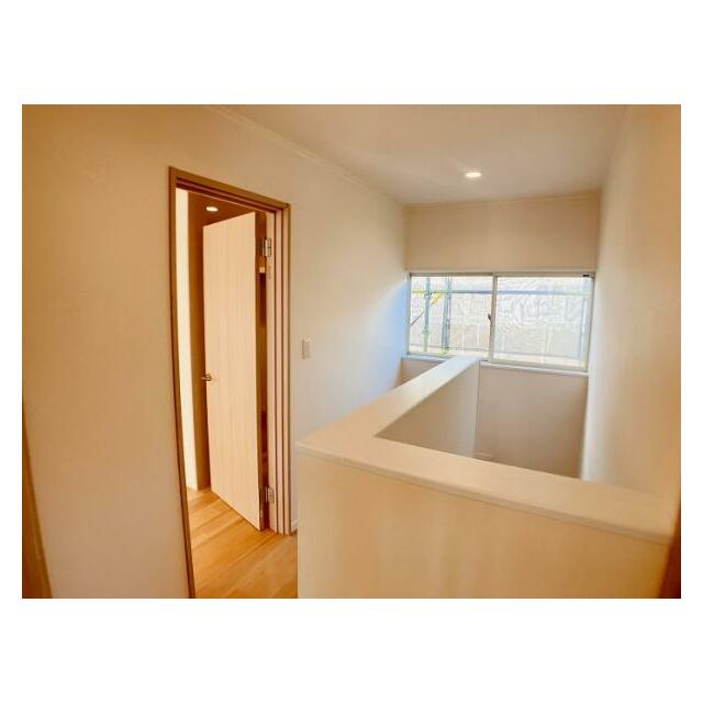 「2階廊下」廊下にも窓があり光が入ります