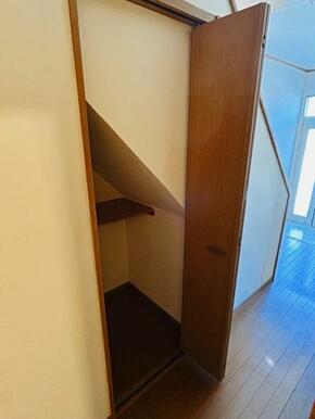 「収納」階段下収納もございます。