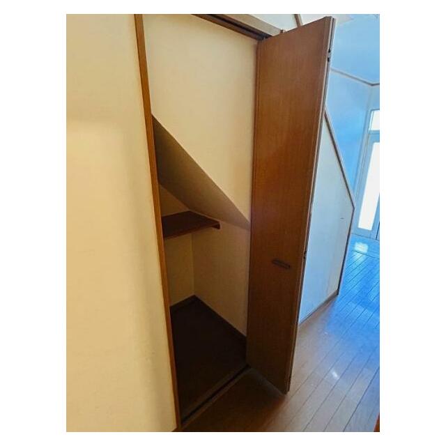 「収納」階段下収納もございます。