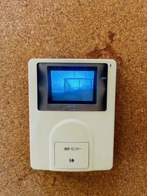 「インターホン」モニター付きインターホンで安心です。