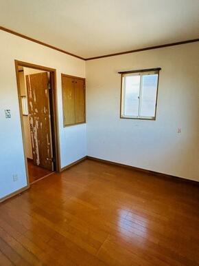 「洋室」2階北側約6帖洋室の収納もあります。