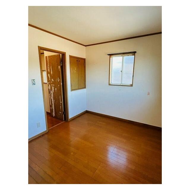 「洋室」2階北側約6帖洋室の収納もあります。