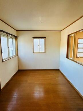 「洋室」窓が複数あり明るい印象です。