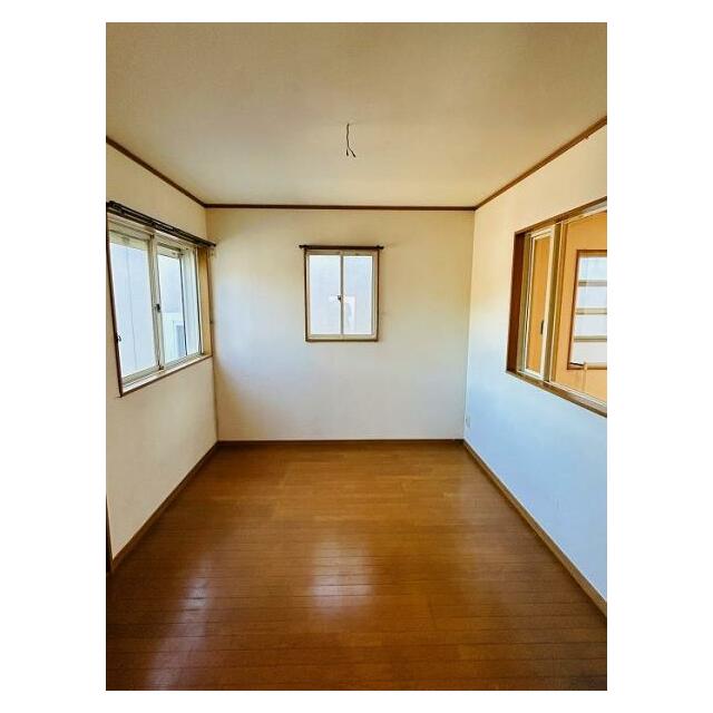 「洋室」窓が複数あり明るい印象です。