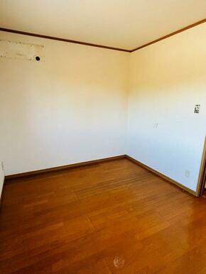 「洋室」2階北側約6帖洋室の様子です。