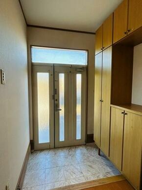 「玄関」大きなシューズクロークもあって広くお使いいただけます。