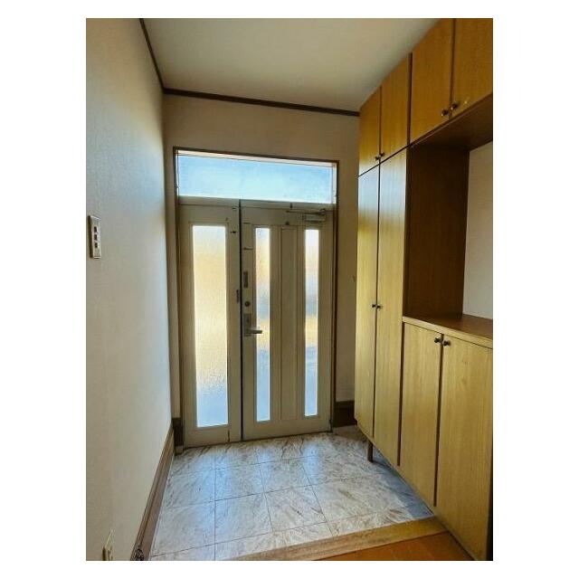 「玄関」大きなシューズクロークもあって広くお使いいただけます。