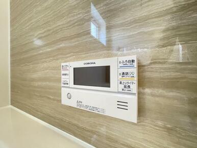 ボタンひとつでお湯張りや追い焚き、温度調整までしてくれる便利なオートバス機能付き！