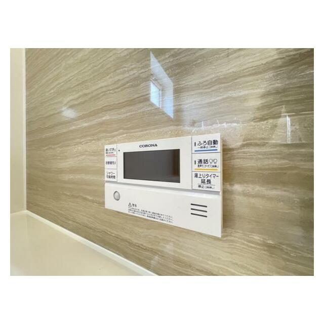 ボタンひとつでお湯張りや追い焚き、温度調整までしてくれる便利なオートバス機能付き！