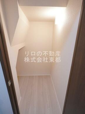 玄関にも収納が設置されているので使いやすい♪