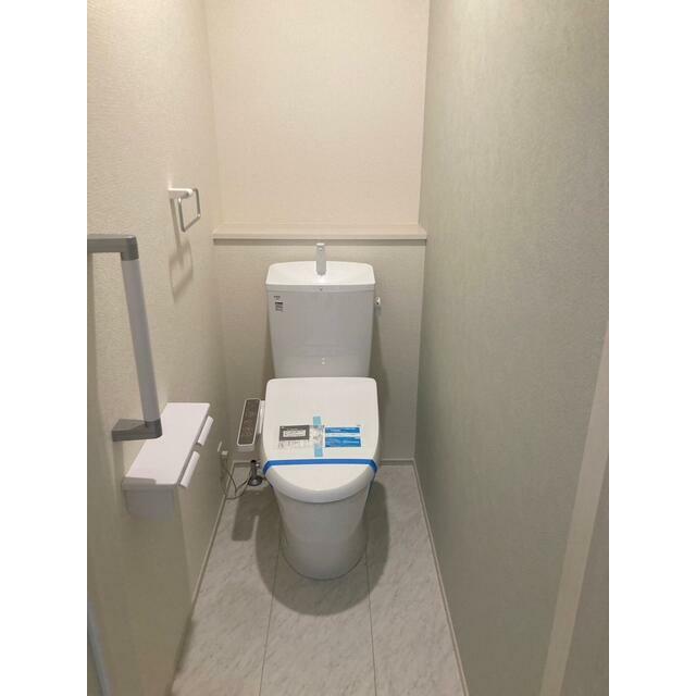気遣いの嬉しい手すりのついたトイレです（2号棟）