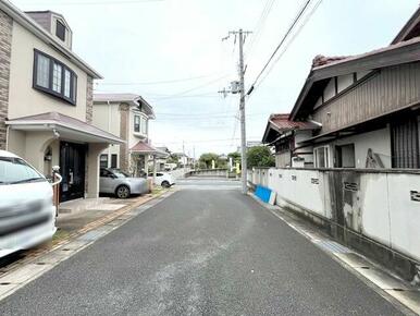 東側前道は突き当たりになっているため車通りが少なめです！