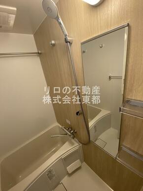 足が伸ばせる広々バスタブでリラックス♪