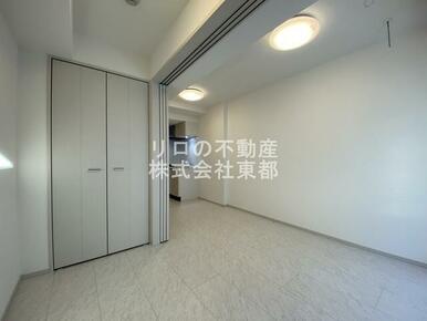 窓から暖かな日差しが入ります♪