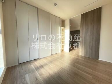 落ち着いた雰囲気で寝室向きのお部屋です♪