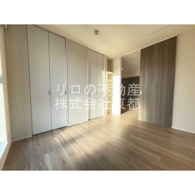 落ち着いた雰囲気で寝室向きのお部屋です♪