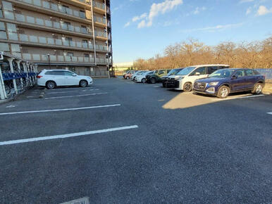 －　敷地内にゆとりある駐車スペース