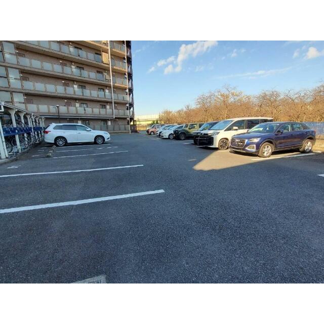 －　敷地内にゆとりある駐車スペース