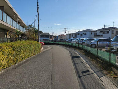 整備された舗装道路で、出入りもスムーズ