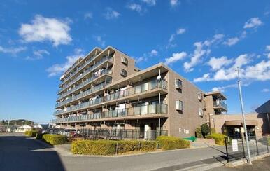 低層・中層・高層の３棟が造形するビックなフォルム