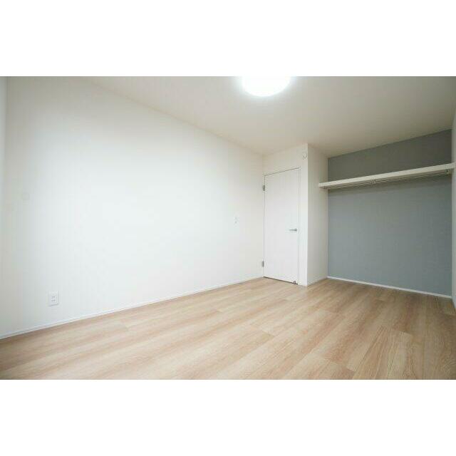 2階7帖洋室。オープンクローゼットを採用。扉がない分、部屋の広さを最大限活用できます！