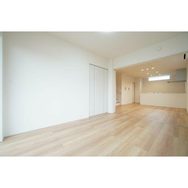 1階6帖洋室。リビングと3枚扉で仕切られています♪繋げて19.8帖としても使えます！