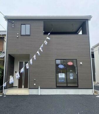 1号棟はアースカラーの落ち着いた外観