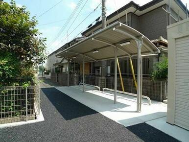 敷地内に入居者専用の屋根付き駐輪場がございます。