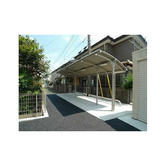 敷地内に入居者専用の屋根付き駐輪場がございます。