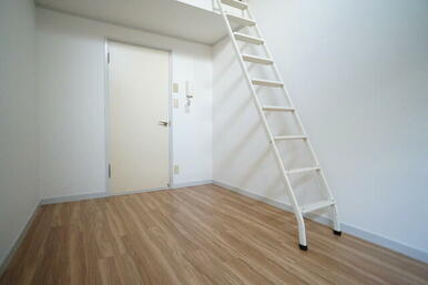 白を基調とした室内でお部屋を明るく演出してくれます！